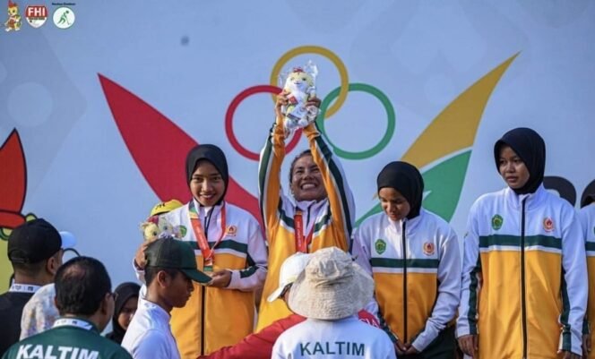 
					Potret tim putri Outdoor Hockey Kaltim meraih mendali emas di PON XXI Aceh - Sumut 2024/ Foto: Instagram @fhi_hockeykaltim