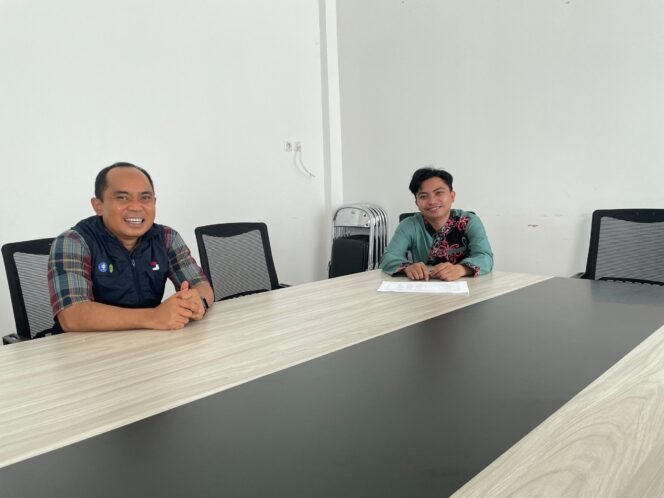 
					Kepala Bidang Pembangunan Desa dan Kawasan Perdesaan DPMPD Kaltim, Aswanda saat melakukan pengecekan Program Data Desa Presisi di Kukar/Foto: Fasenews.id