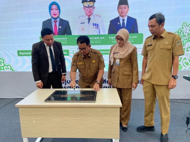 
					Pj Gubernur Kaltim Akmal Malik saat tanda tangani peresmian kantor baru DPMPD Kaltim, Selasa (12/11/2024)/ Foto: FASENEWS.ID