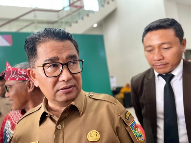 
					Pj Gubernur, Akmal Malik Didampingi Kepala DPMPD, Puguh Harjanto saat Diwawancarai oleh Awak Media/FASENEWS.ID