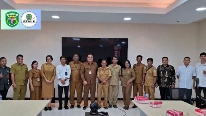 
					Foto Bersama Pihak DPMPD Kaltim, DPMK Kutai Barat, dan Staf Lainnya/Foto: Instagram @dpmk_kubar