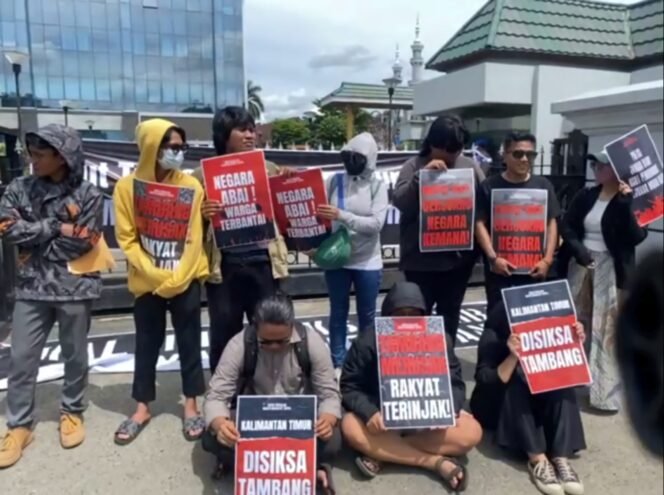 
					Suasana aksi protes dari Koalisi Masyarakat Sipil Kalimantan Timur di depan Kantor Gubernur Kalimantan Timur pada Rabu (18/12/2024)/ HO