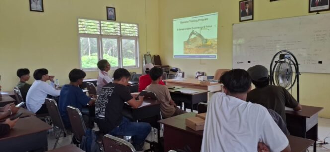 
					Kegiatan Pelatihan Operator Alat Berat di Desa Kota Bangun Ulu/ Foto: Media Desa KBU