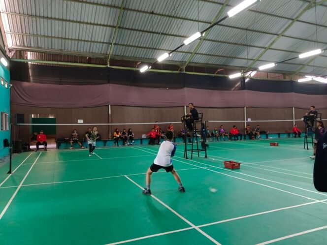 
					Suasana Pertandingan kejuaraan bulutangkis di Lapangan bulu tangkis Kabo Sport Kutai Timur/ HO