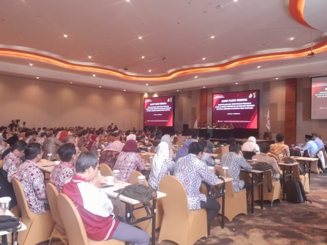 
					Rapat Pleno rekapitulasi suara tingkat provionsi di Hotel Harris Samarinda/ fasenews.id