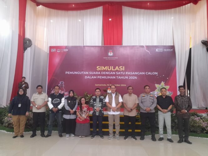 
					Foto bersama dalam agenda simulasi pemungutan suara dengan satu pasangan calon yang digelar pihak KPU Samarinda/ Fasenews.id