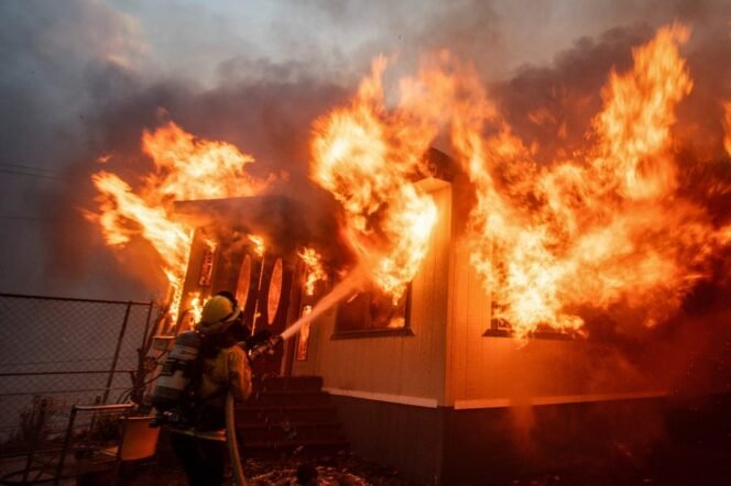 
					Kebakaran di Los Angeles, Amerika Serikat (Foto: Reuters)