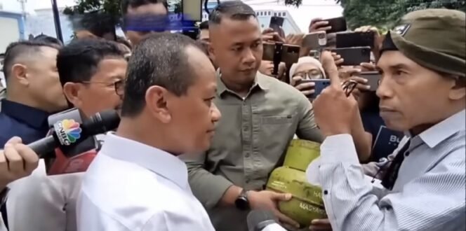 
					Warga Protes di Hadapan Menteri ESDM, Bahlil Lahadalia (Foto: IST)