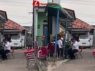 Kolase kursi berbaris di dekat kediaman Nenek Yonih/ fasenews.id