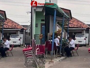 Kolase kursi berbaris di dekat kediaman Nenek Yonih/ fasenews.id