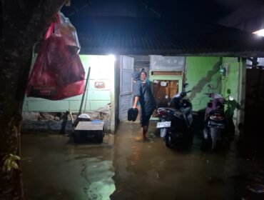 Bagi sembako kepada warga terdampak banjir di Samarinda/ HO