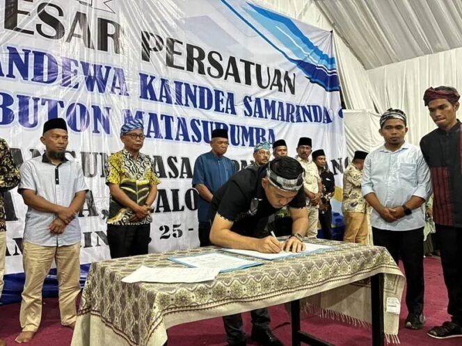 
					Penandatangan Berita Acara Oleh Anggota Komisi IV DPRD Samarinda, Abdul Muis. (Foto : MR)