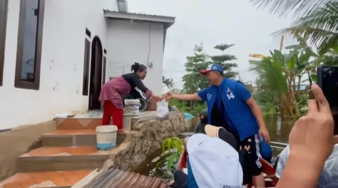 
					Ketua Fraksi Demokrat DPRD Kota Samarinda, Viktor Yuan dalam kesempatannya mengunjungi korban banjir