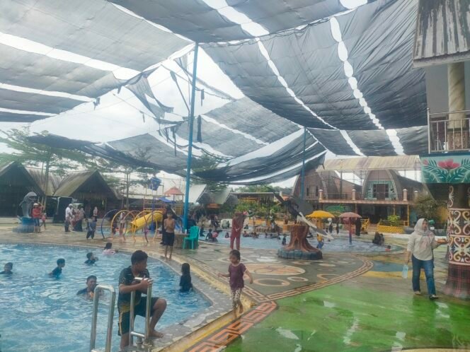 
					Anak-anak saat bermain di wahana kolam berenang obyek wisata Kebun Desa, Tanah Merah (fasenews.id)