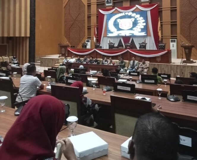 
					Suasana RDP DPRD Samarinda bersama OPD terkait guna mencari solusi mengenai relokasi Pasar Subuh. (Foto : MR)