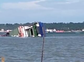 Detik-detik Kapal yang melayani rute penyeberangan Balikpapan–Penajam dilaporkan tenggelam di Perairan Teluk Balikpapan (foto: tangkapan layar)