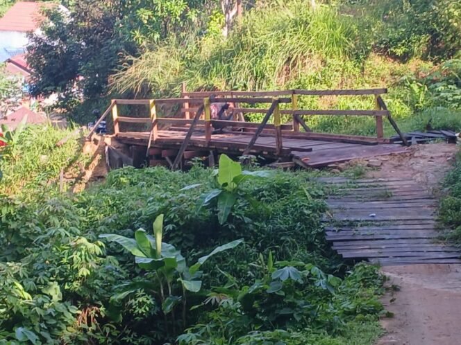 
					Kondisi jembatan sebagai akses utama warga di kawasan Sumur Batu, Jalan Damai Gang Intifadah (ho)