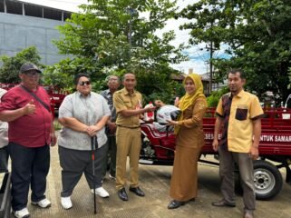 Wakil Ketua DPRD Provinsi Kalimantan Timur Ananda Emira Moeis serahkan bantuan angkutan sampah berupa 26 unit kendaraan roda tiga ke Dinas Lingkungan Hidup (DLH) Kota Samarinda