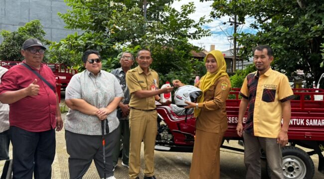 Wakil Ketua DPRD Provinsi Kalimantan Timur Ananda Emira Moeis serahkan bantuan angkutan sampah berupa 26 unit kendaraan roda tiga ke Dinas Lingkungan Hidup (DLH) Kota Samarinda
