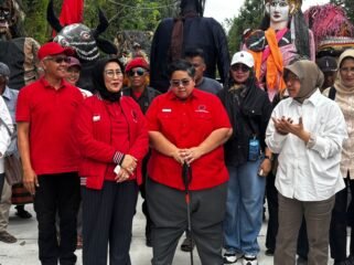 Petinggi DPP PDI-P Ketua DPP PDI Perjuangan Bidang Penanggulangan Bencana, Tri Rismaharini, hadir bersama Ketua DPP Bidang jaminan Sosial, Sri Rahayu, kunjungan di Samarinda  (ho)