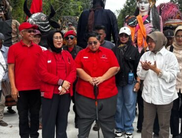 Petinggi DPP PDI-P Ketua DPP PDI Perjuangan Bidang Penanggulangan Bencana, Tri Rismaharini, hadir bersama Ketua DPP Bidang jaminan Sosial, Sri Rahayu, kunjungan di Samarinda  (ho)