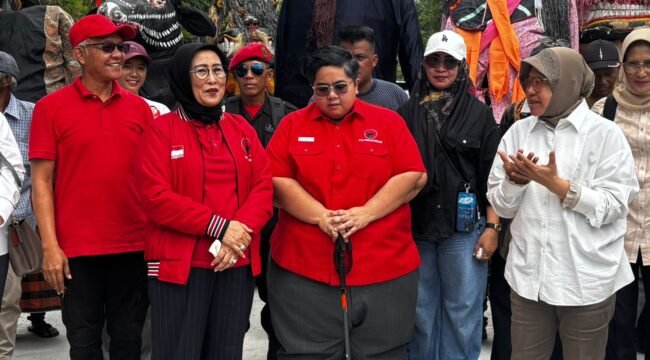 Petinggi DPP PDI-P Ketua DPP PDI Perjuangan Bidang Penanggulangan Bencana, Tri Rismaharini, hadir bersama Ketua DPP Bidang jaminan Sosial, Sri Rahayu, kunjungan di Samarinda  (ho)