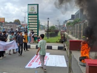 Mahasiswa menggelar aksi demontrasi didepan kantor Kejaksaan Tinggi (Kejati) Kaltim