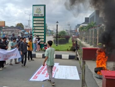 Mahasiswa menggelar aksi demontrasi didepan kantor Kejaksaan Tinggi (Kejati) Kaltim