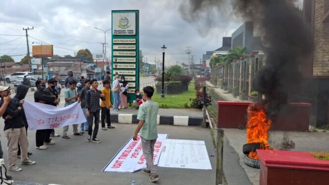 
					Mahasiswa menggelar aksi demontrasi didepan kantor Kejaksaan Tinggi (Kejati) Kaltim