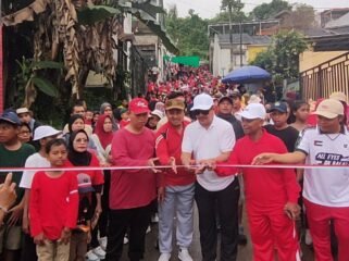 Para presidium potong pita sebagai tanda dimulainya jalan sehat 