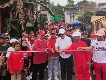 Para presidium potong pita sebagai tanda dimulainya jalan sehat 