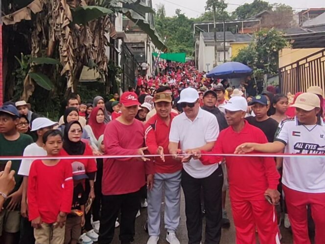 
					Para presidium potong pita sebagai tanda dimulainya jalan sehat 