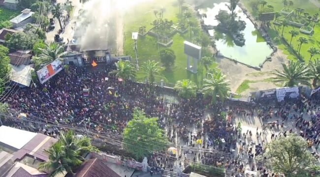 Suasana aksi unjuk rasa didepan kantor DPRD Kaltim sebelum dipukul mundur kepolisian (Foto: Fasenews.id)