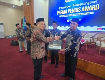 Prof. Zamroni terima penghargaan “Pemimpin Inspiratif” dari Perkumpulan Manajer Pendidikan Islam (PERMAPENDIS) Indonesia.