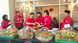 Moment pemotongan tumpeng HUT PDI Perjuangan di kantor DPD PDI Perjuangan Kaltim