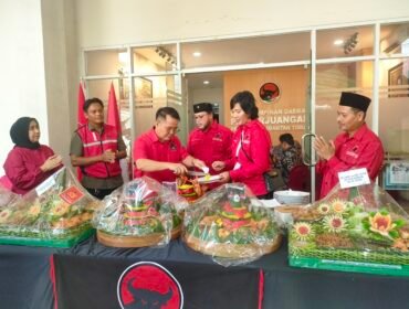 Moment pemotongan tumpeng HUT PDI Perjuangan di kantor DPD PDI Perjuangan Kaltim 