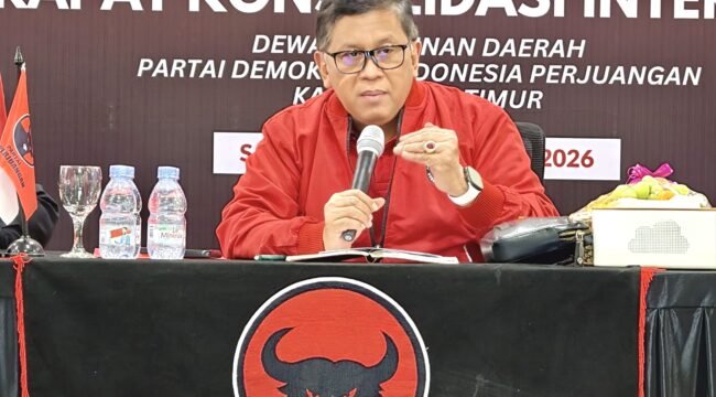 Sekretaris Jenderal DPP PDI Perjuangan, Hasto Kristiyanto saat memimpin rapat konsolidasi internal jajaran Dewan Pimpinan Daerah (DPD) PDI Perjuangan Kalimantan Timur di Samarinda