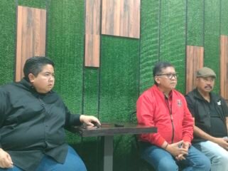 Ananda Emira Moeis (Kemeja hitam) bersama Sekjen PDI Perjuangan Hasto Kristiyanto dikantor DPD Perjuangan PDI Perjuangan (fasenews.id)