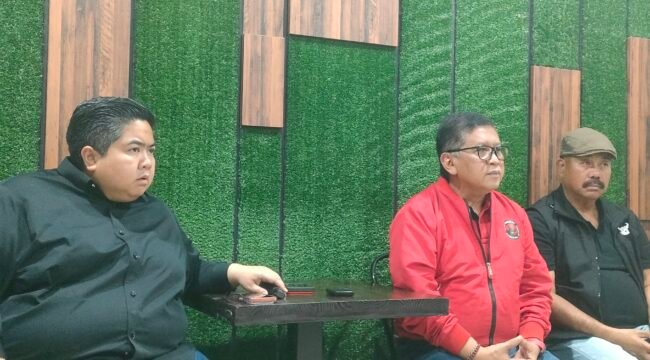 Ananda Emira Moeis (Kemeja hitam) bersama Sekjen PDI Perjuangan Hasto Kristiyanto dikantor DPD Perjuangan PDI Perjuangan (fasenews.id)