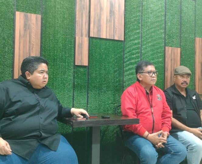 
					Ananda Emira Moeis (Kemeja hitam) bersama Sekjen PDI Perjuangan Hasto Kristiyanto dikantor DPD Perjuangan PDI Perjuangan (fasenews.id)