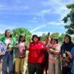 Sekretaris DPD PDI Perjuangan Kaltim, Ananda Emira Moeis serahkan bantuan pupuk gratis di kelompok tani desa Giri Mukti, kecamatan Penajam, Kabupaten Penajam Paser Utara