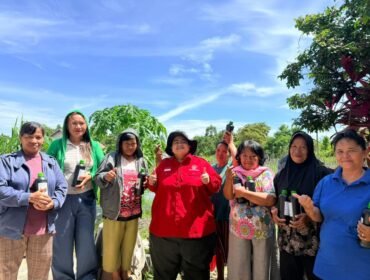 Sekretaris DPD PDI Perjuangan Kaltim, Ananda Emira Moeis serahkan bantuan pupuk gratis di kelompok tani desa Giri Mukti, kecamatan Penajam, Kabupaten Penajam Paser Utara 