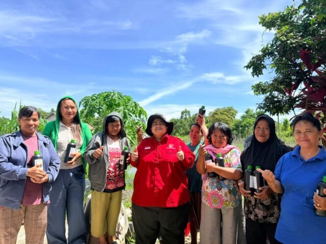 
					Sekretaris DPD PDI Perjuangan Kaltim, Ananda Emira Moeis serahkan bantuan pupuk gratis di kelompok tani desa Giri Mukti, kecamatan Penajam, Kabupaten Penajam Paser Utara 