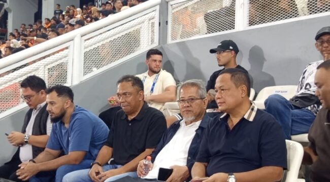 Anggota DPRD Kaltim Agus Suwandi saat hadir langsung menonton Borneo Samarinda malam tadi