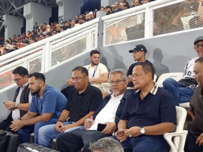 
					Anggota DPRD Kaltim Agus Suwandi saat hadir langsung menonton Borneo Samarinda malam tadi