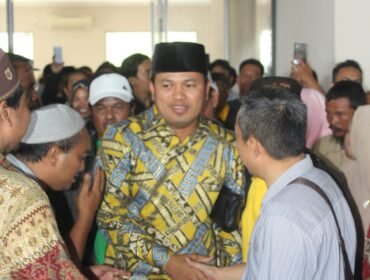 Gubernur Kaltim, Rudy Mas'ud (Batik Kuning)