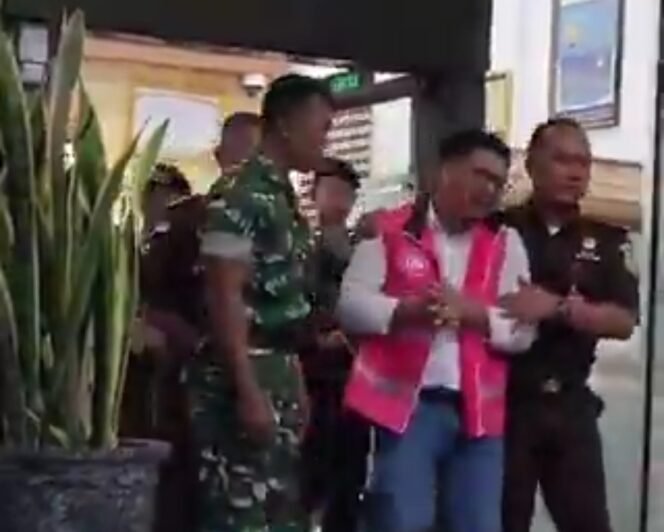 
					Ketua DPRD Magetan, Suratno resmi ditetapkan sebagai tersangka oleh Kejaksaan Negeri (Kejari) Magetan