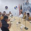 Ronal Stephen (Putih) rapat koordinasi bersama Dinas Perhubungan (Dishub) Kota Samarinda yang membahas keluhan warga terkait maraknya kendaraan besar yang parkir sembarangan