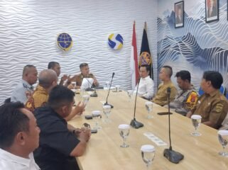 Ronal Stephen (Putih) rapat koordinasi bersama Dinas Perhubungan (Dishub) Kota Samarinda yang membahas keluhan warga terkait maraknya kendaraan besar yang parkir sembarangan