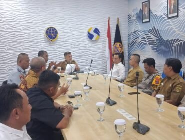 Ronal Stephen (Putih) rapat koordinasi bersama Dinas Perhubungan (Dishub) Kota Samarinda yang membahas keluhan warga terkait maraknya kendaraan besar yang parkir sembarangan